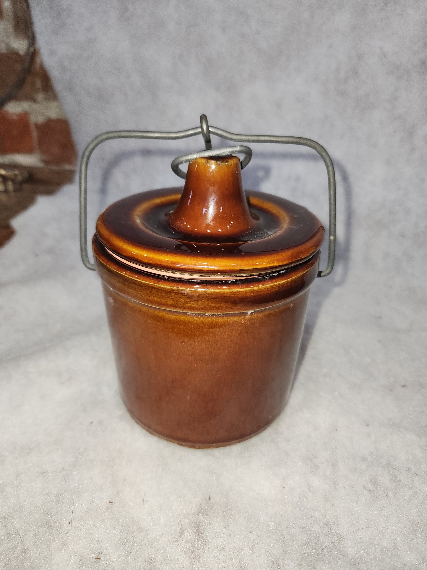 Vintage brown pottery crock lid and metal bail pot59