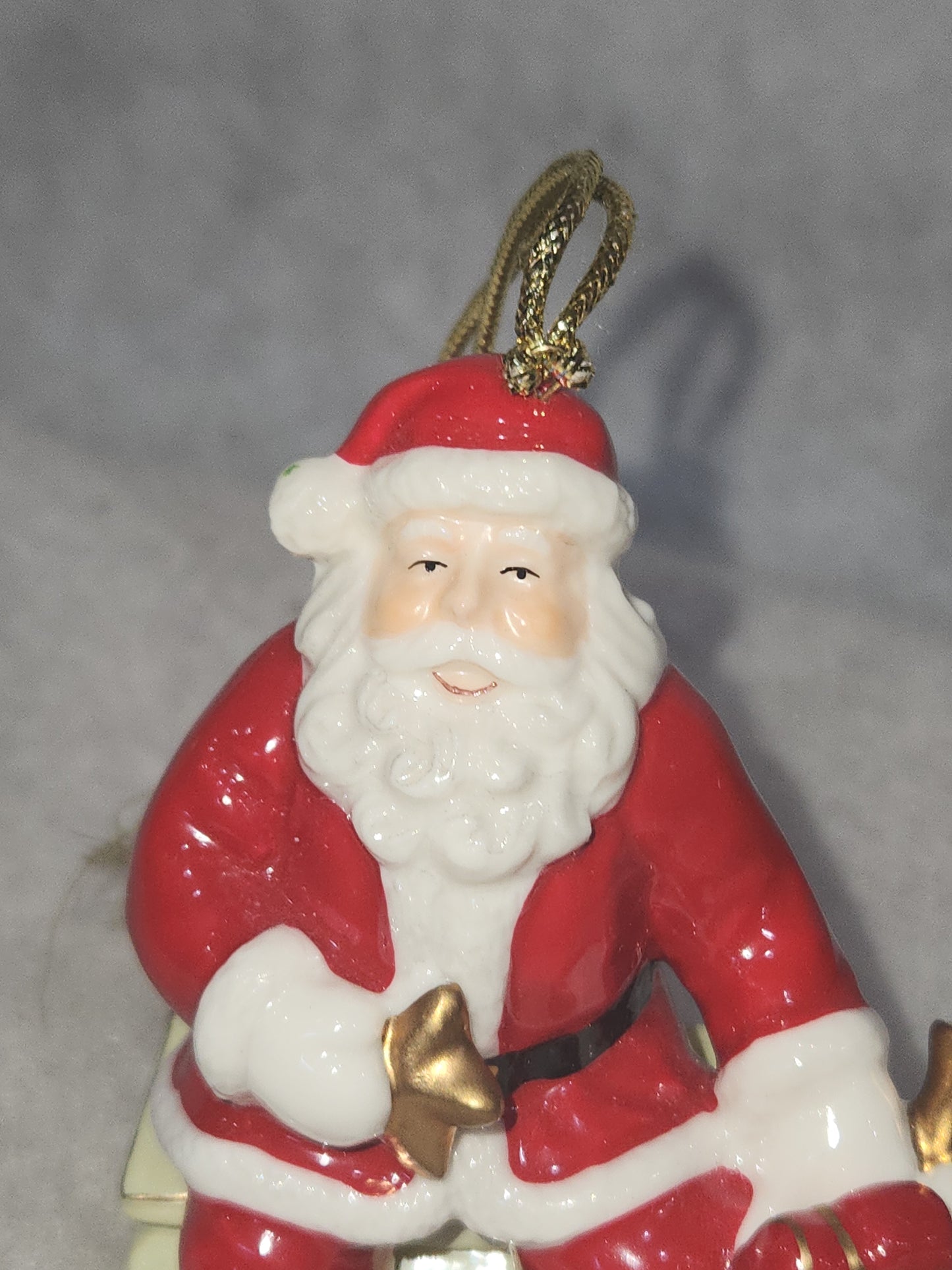 Belleekliving Santa with bag of toys ornament chri200