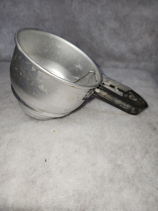 Vintage Foley Small Aluminum Flour Sifter squeeze handle 1 to 2 cup Pat. NO 2322676 fs7