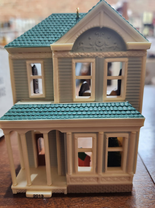 HH2013 Stately Victorian Ornament Hallmark Nostalgic Houses NO BOX