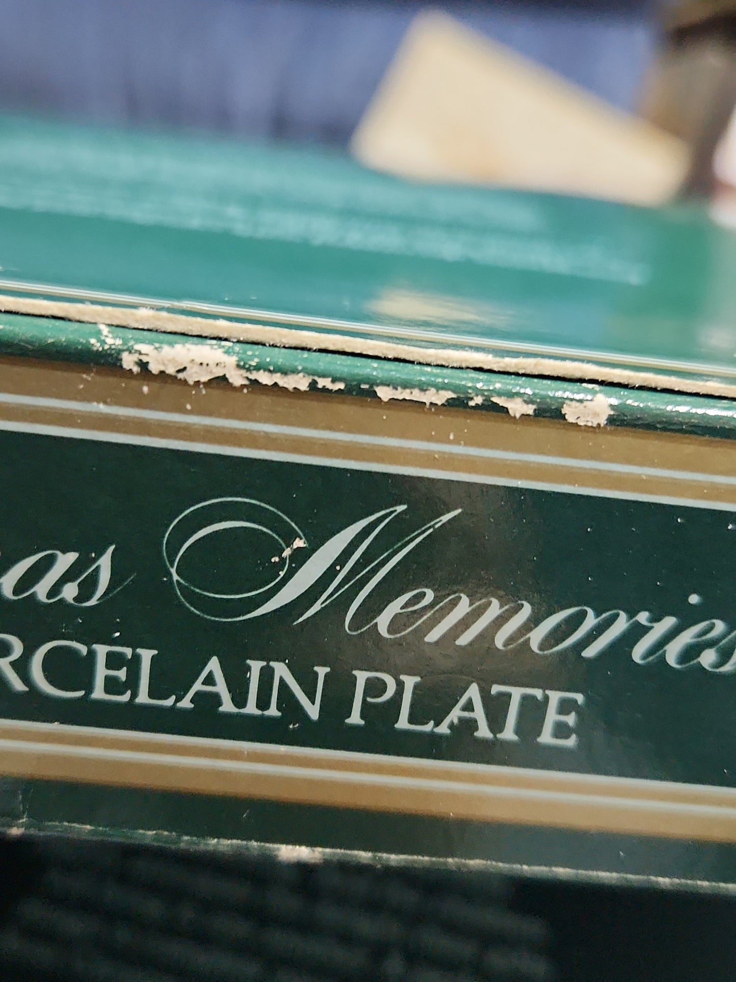 Vintage Avon Christmas 1981 First Edition Christmas Memories Plate 22k gold trim Original Box.