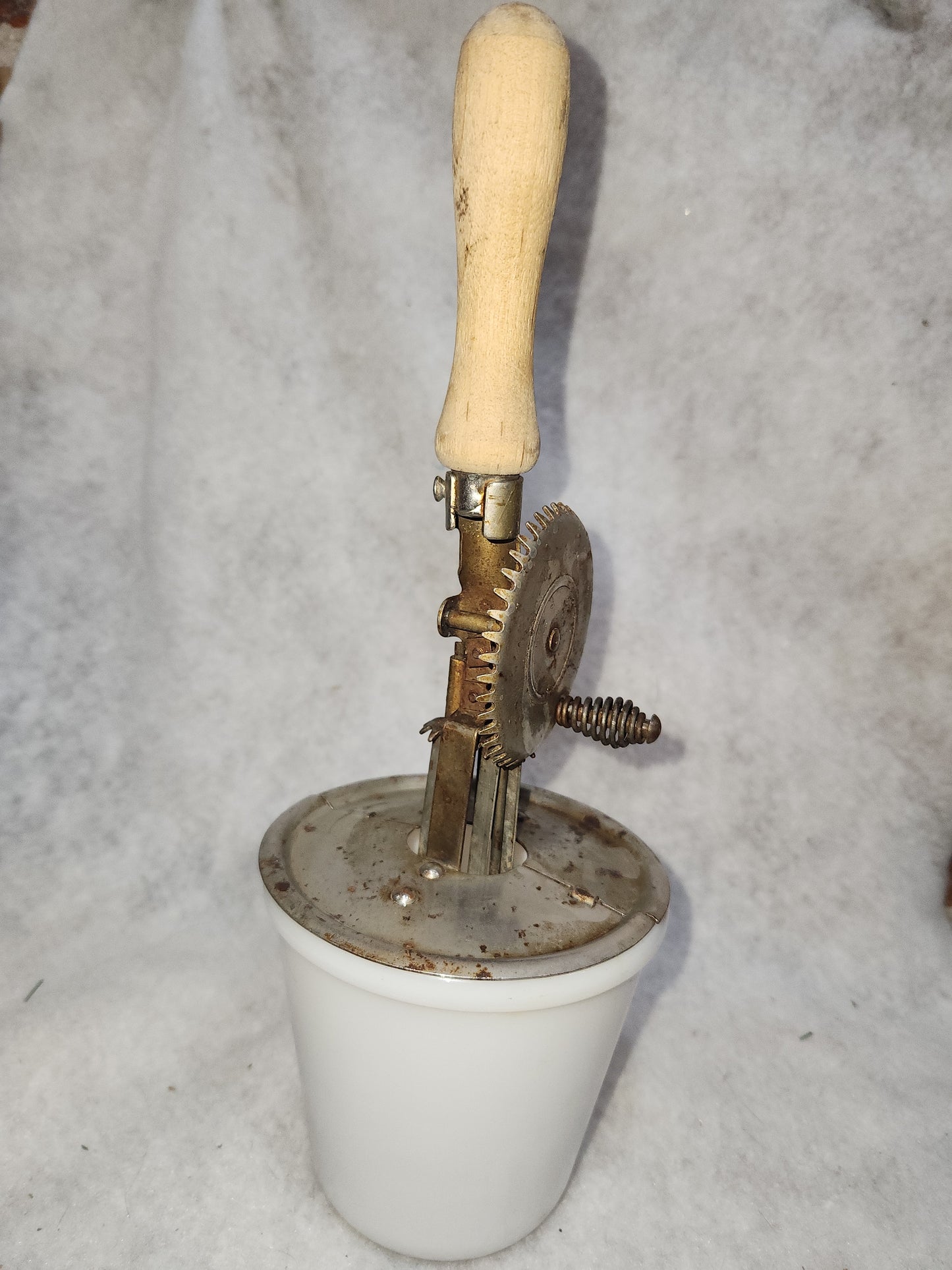 Vintage Egg Beater Hand Mixer and Small Anchor Hocking Milkglass Bowl mg901