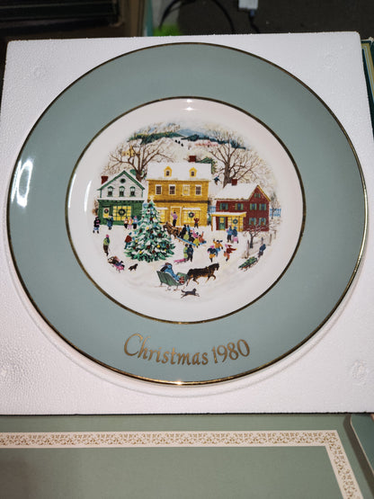 Vintage Avon Christmas 1980 Country Christmas Plate with Original Box. Enoch Wedgewood England