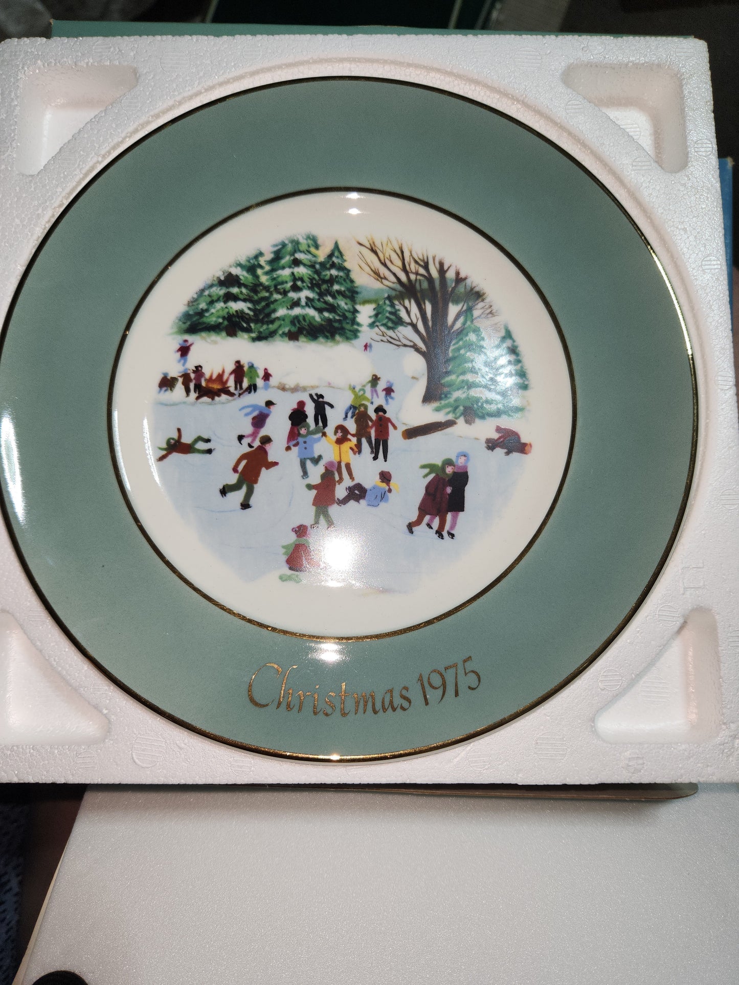 Vintage Avon Christmas 1975 Skaters on the Pond Plate Original Box. Enoch Wedgewood England