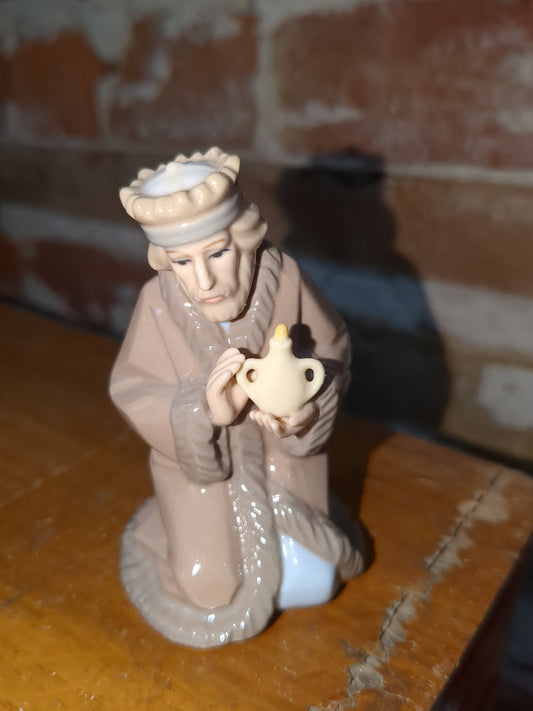 Vintage replacement piece for Hallmark ceramic 11 piece nativity set. Wiseman 3