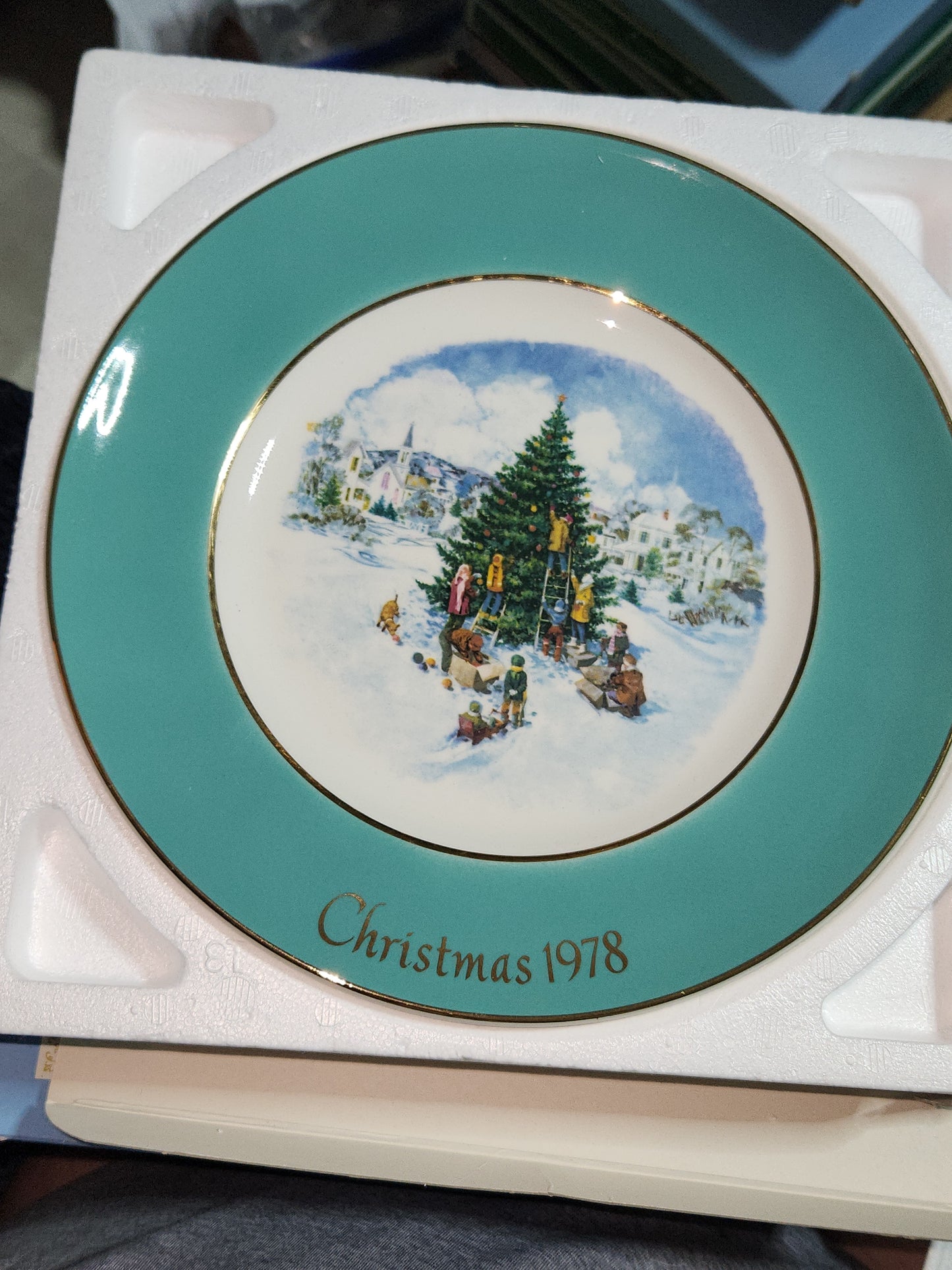 Vintage Avon Christmas 1978 Trimming the Tree Plate with Original Box. Enoch Wedgewood England