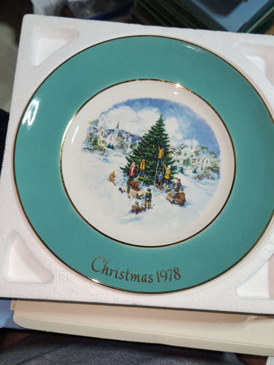 Vintage Avon Christmas 1978 Trimming the Tree Plate with Original Box. Enoch Wedgewood England