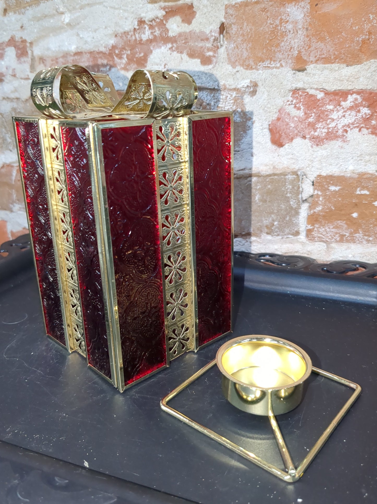 Avon Christmas Stainglass Gift Box With Flameless Tealight Red Gold has box av578