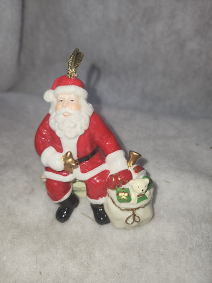 Belleekliving Santa with bag of toys ornament chri200