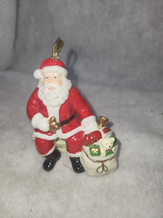 Belleekliving Santa with bag of toys ornament chri200