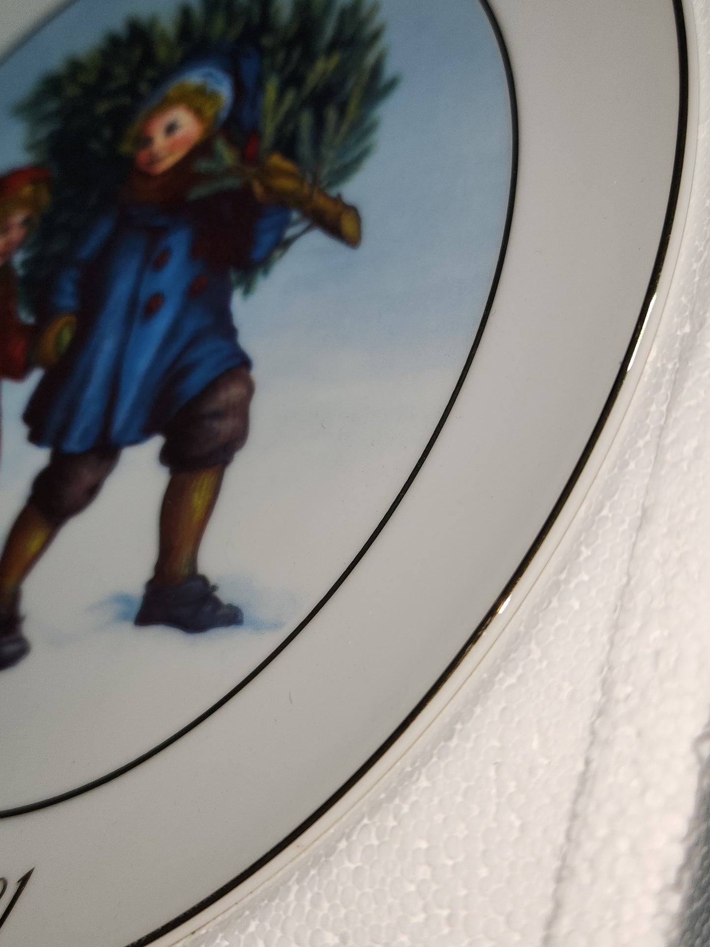 Vintage Avon Christmas 1981 First Edition Christmas Memories Plate 22k gold trim Original Box.