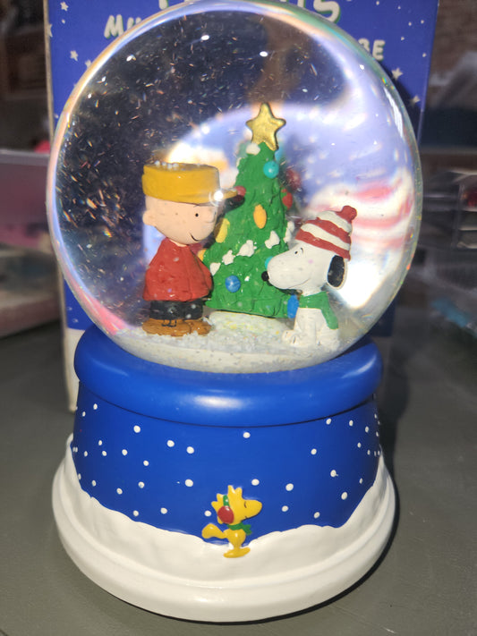 HAS A BOX! Peanuts Christmas 50th Anniversary Musical Snow Globe Hallmark Charlie Brown 2015 sg7