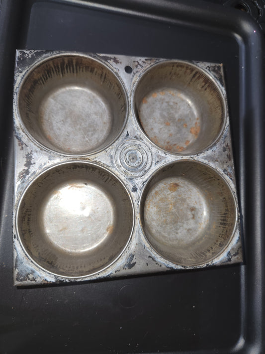 Vintage- 1950s Small Muffin Tin, Primitive, 4 Compartments, Kitchen Wall Decor kit3