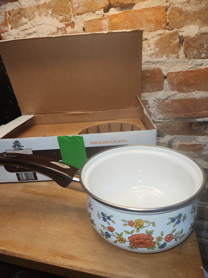 Summer Garden By Excel Vintage 1 Quart Cooking Open Enamelware Saucepan Box in as is condition. En05