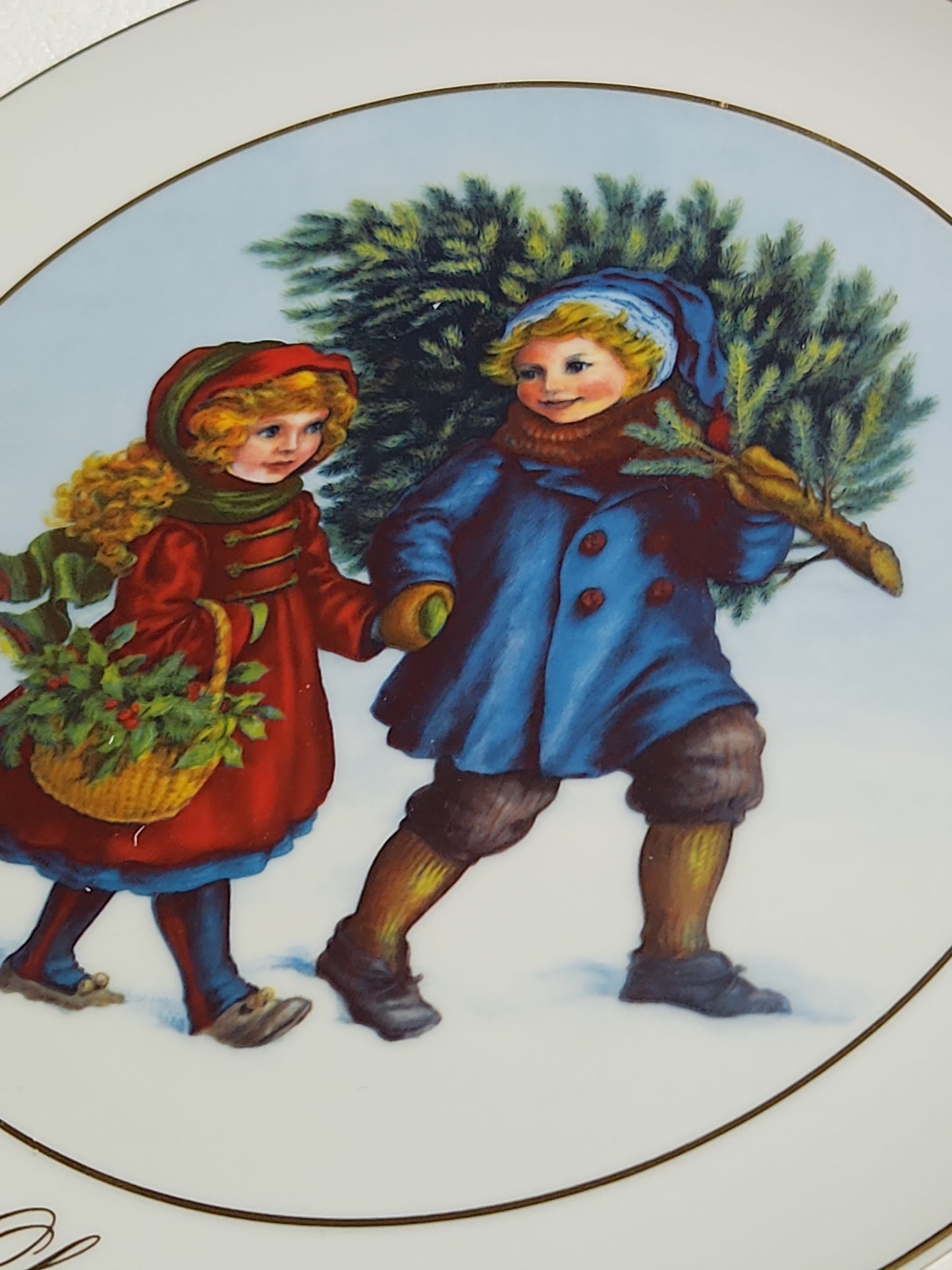 Vintage Avon Christmas 1981 First Edition Christmas Memories Plate 22k gold trim Original Box.