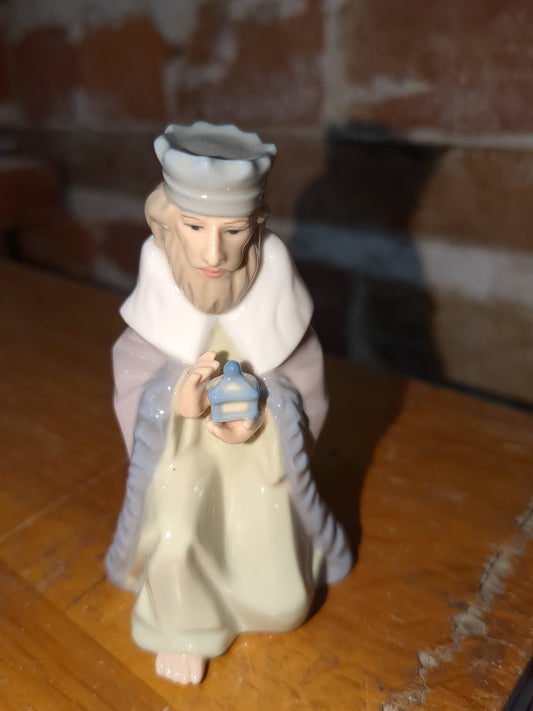 Vintage replacement piece for Hallmark ceramic 11 piece nativity set. Wiseman 2