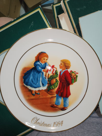 Vintage Avon Christmas 1982 Second Edition Christmas Memories Keeping the Christmas Tradition Plate 22k gold trim Original Box.