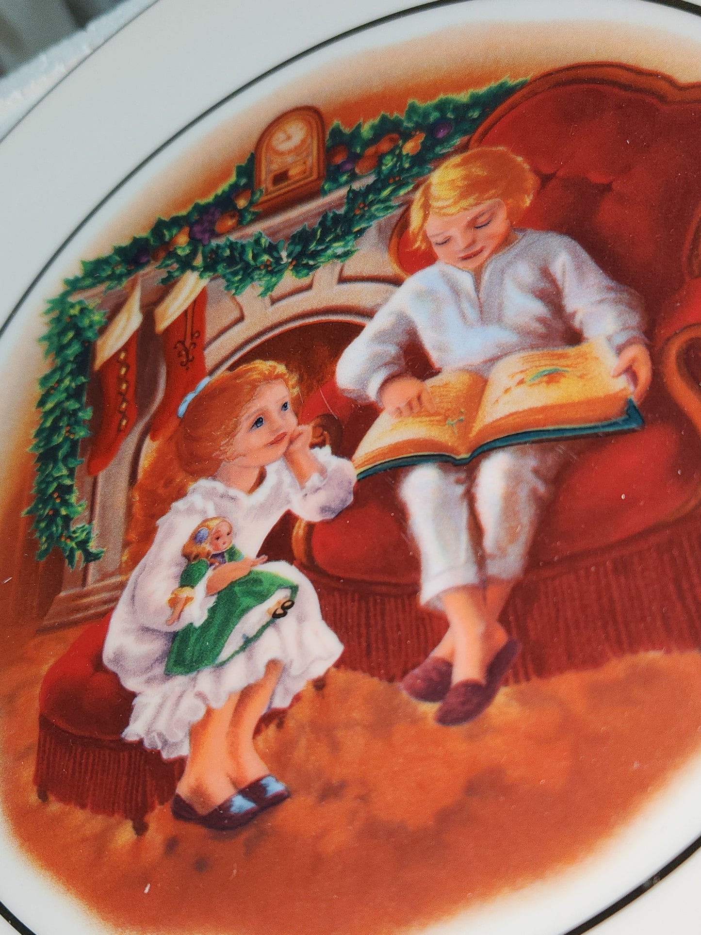 Vintage Avon Christmas 1983 Thurd Edition Christmas Memories Enjoying the Night Before Christmas Plate 22k gold trim Original Box.