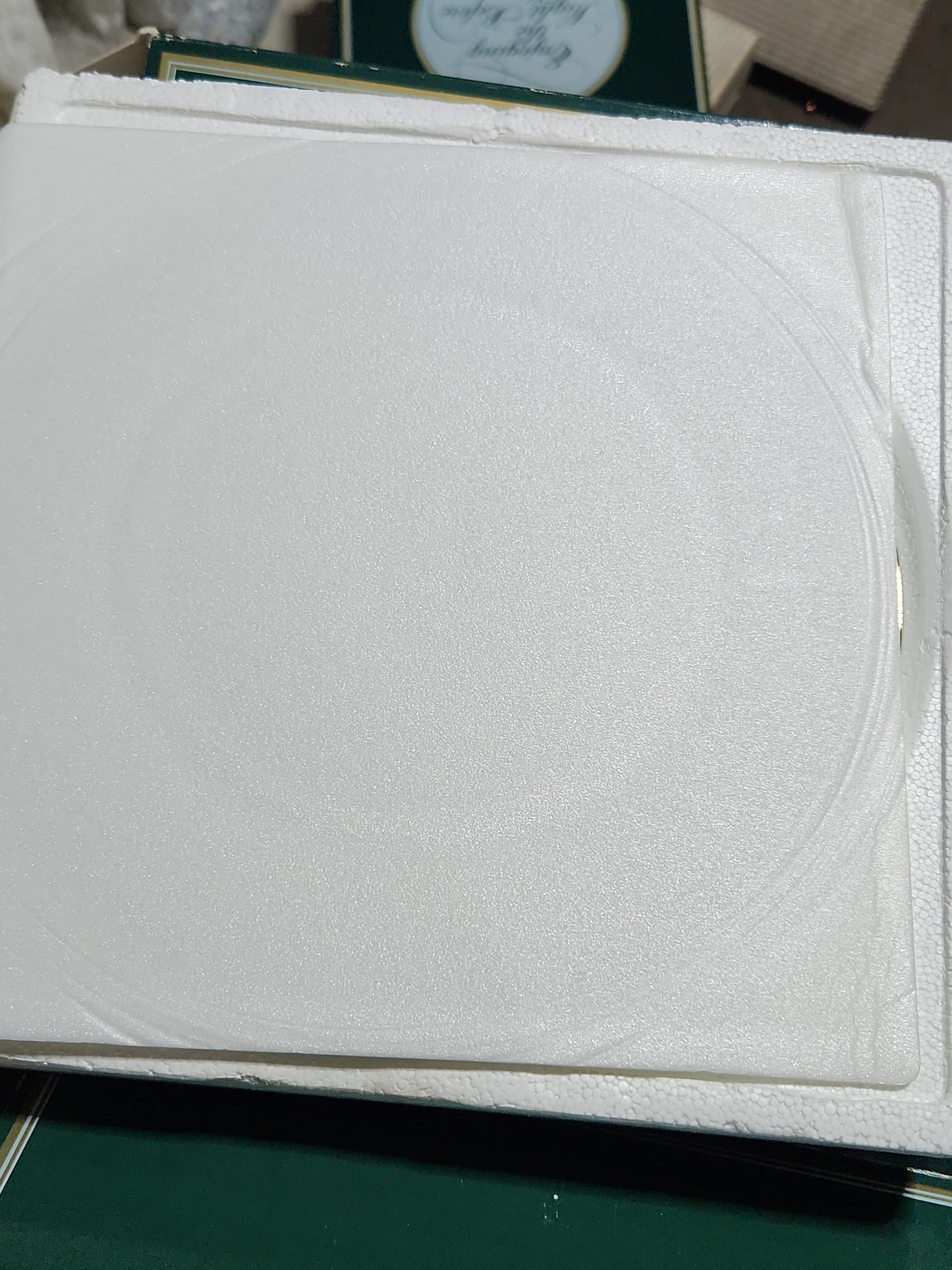 Vintage Avon Christmas 1981 First Edition Christmas Memories Plate 22k gold trim Original Box.