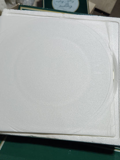 Vintage Avon Christmas 1981 First Edition Christmas Memories Plate 22k gold trim Original Box.