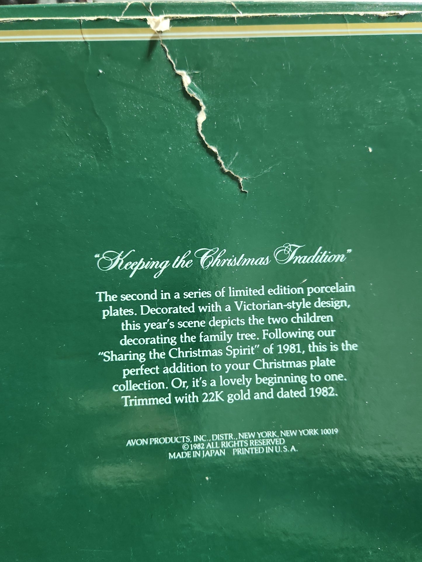 Vintage Avon Christmas 1982 Second Edition Christmas Memories Keeping the Christmas Tradition Plate 22k gold trim Original Box.