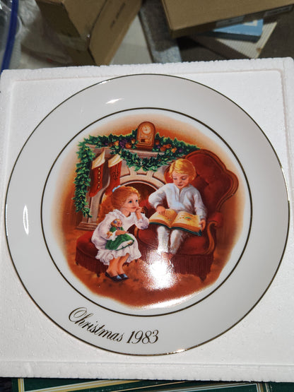 Vintage Avon Christmas 1983 Thurd Edition Christmas Memories Enjoying the Night Before Christmas Plate 22k gold trim Original Box.