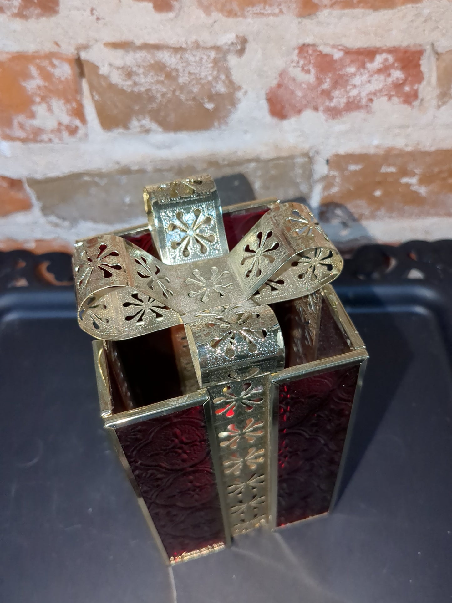Avon Christmas Stainglass Gift Box With Flameless Tealight Red Gold has box av578