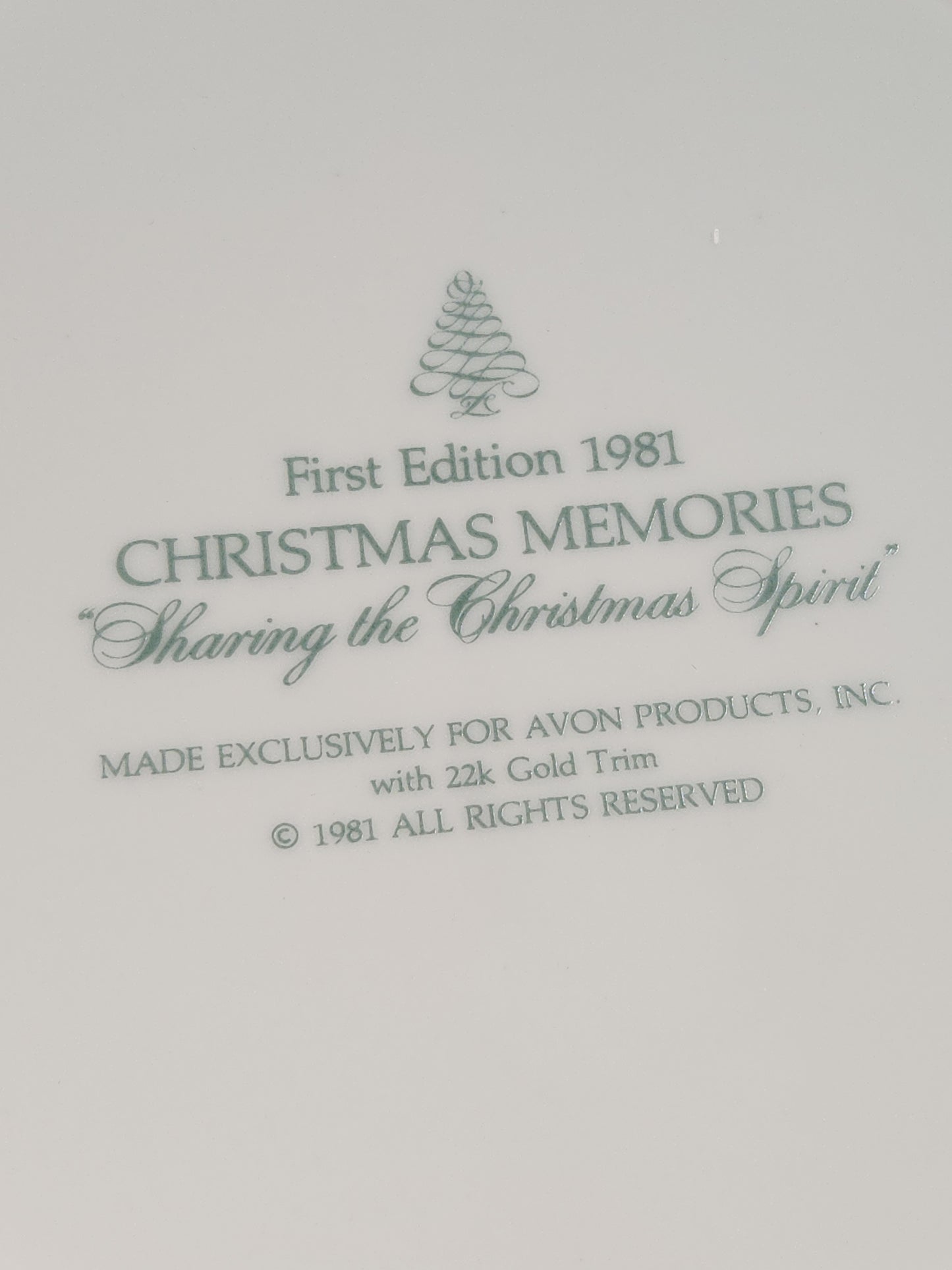 Vintage Avon Christmas 1981 First Edition Christmas Memories Plate 22k gold trim Original Box.