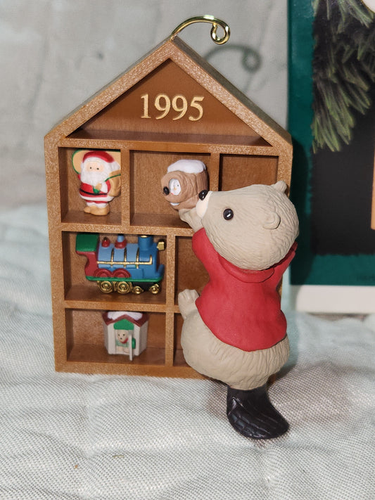 Hallmark Keepsake Collector's Club Ornament 1995 Collecting Memories Beaver