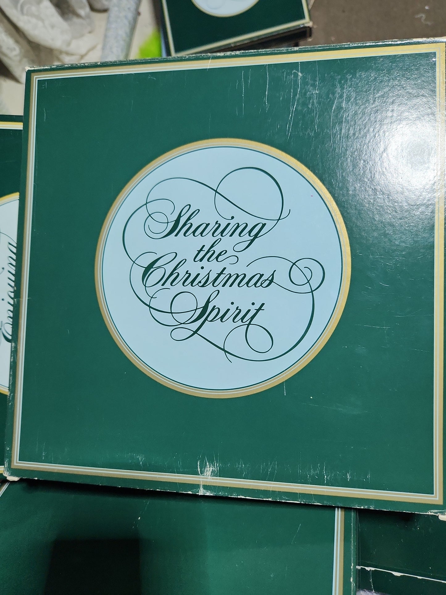 Vintage Avon Christmas 1981 First Edition Christmas Memories Plate 22k gold trim Original Box.