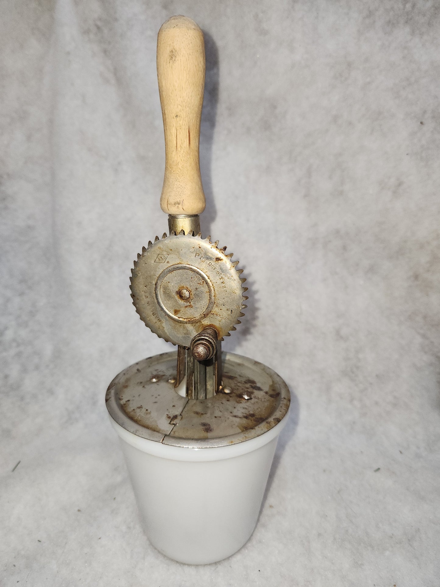 Vintage Egg Beater Hand Mixer and Small Anchor Hocking Milkglass Bowl mg901