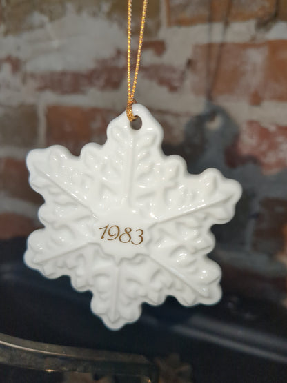 Vintage 1982 Avon Christmas Remembrance White Ceramic Snowflake Ornament with box. A7650