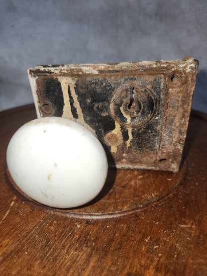 Kn8 Antique White Door Knob and Lock Set kn8