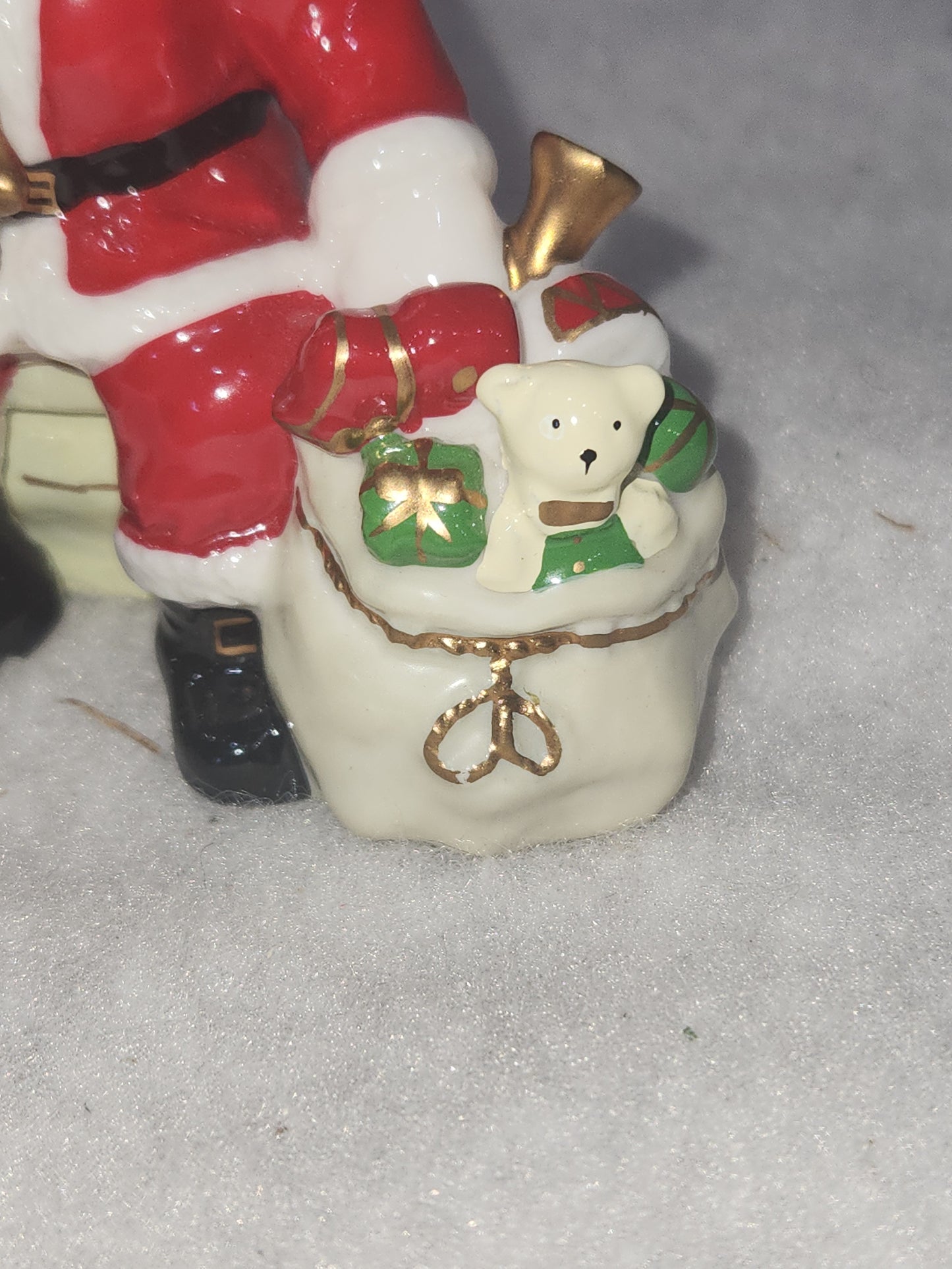 Belleekliving Santa with bag of toys ornament chri200