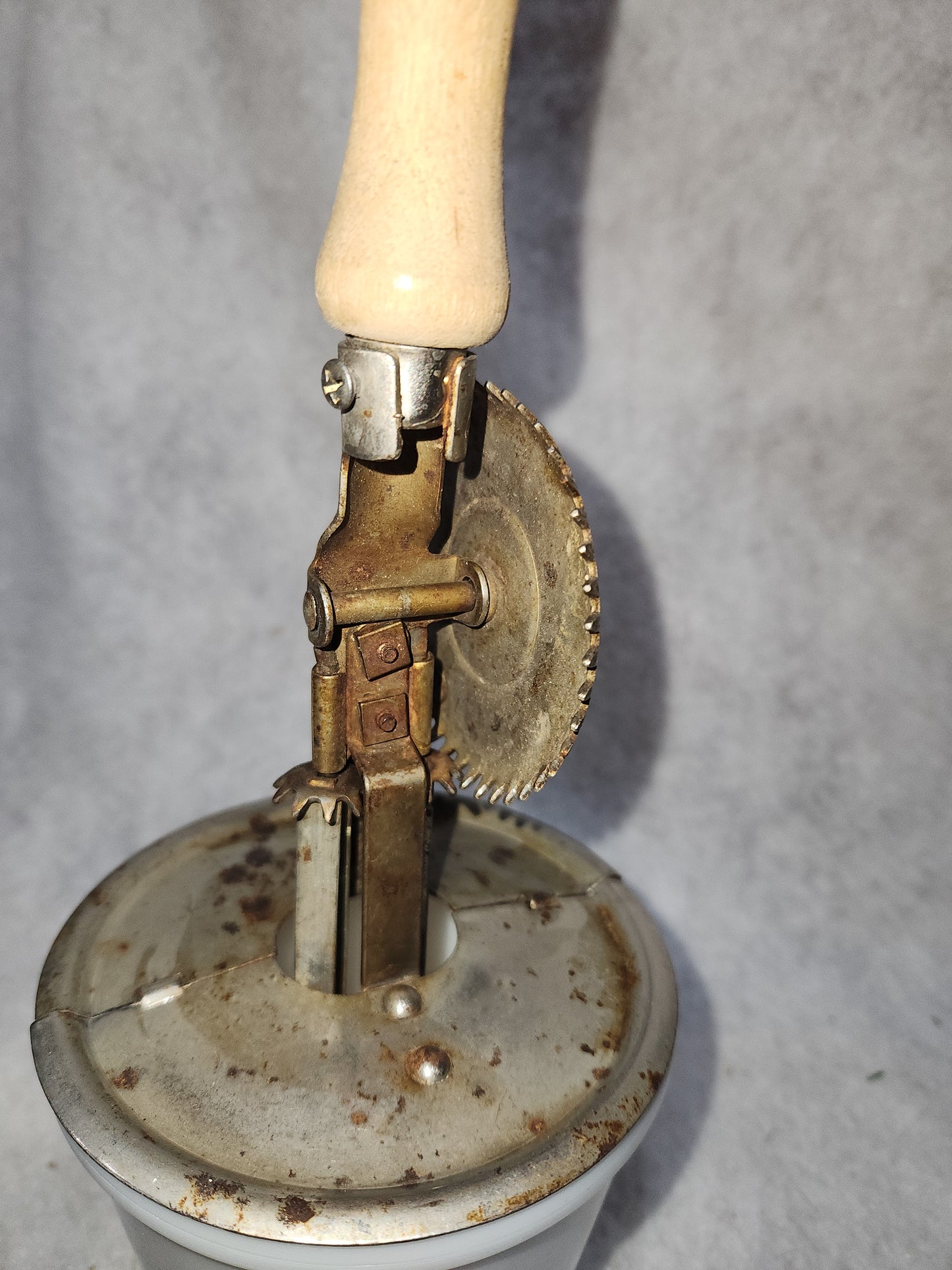 Vintage Egg Beater Hand Mixer and Small Anchor Hocking Milkglass Bowl mg901