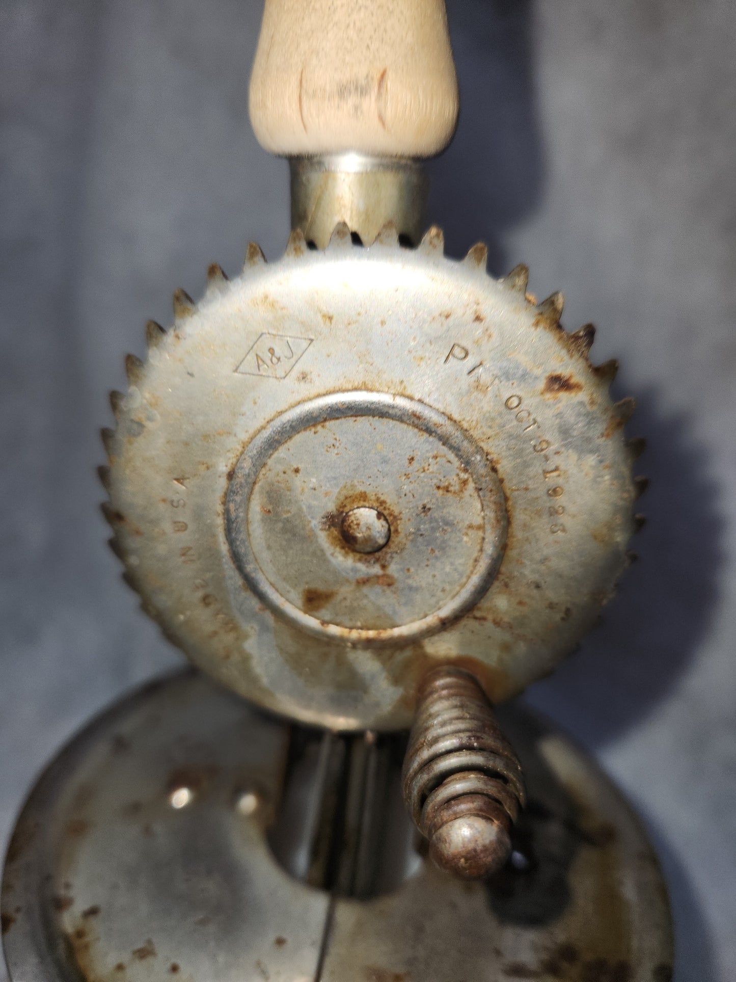 Vintage Egg Beater Hand Mixer and Small Anchor Hocking Milkglass Bowl mg901