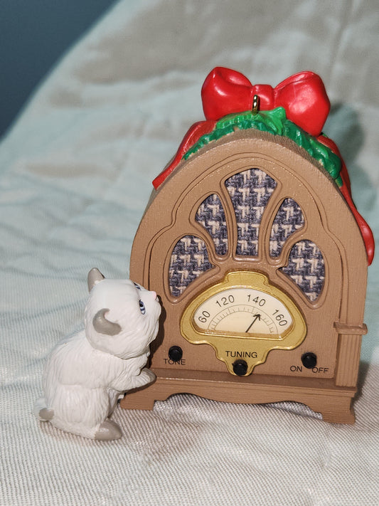 Vintage Hallmark Keepsake Ornament 1993 Radio News Flash white cat kitty Magic Voice Sound Light ho891