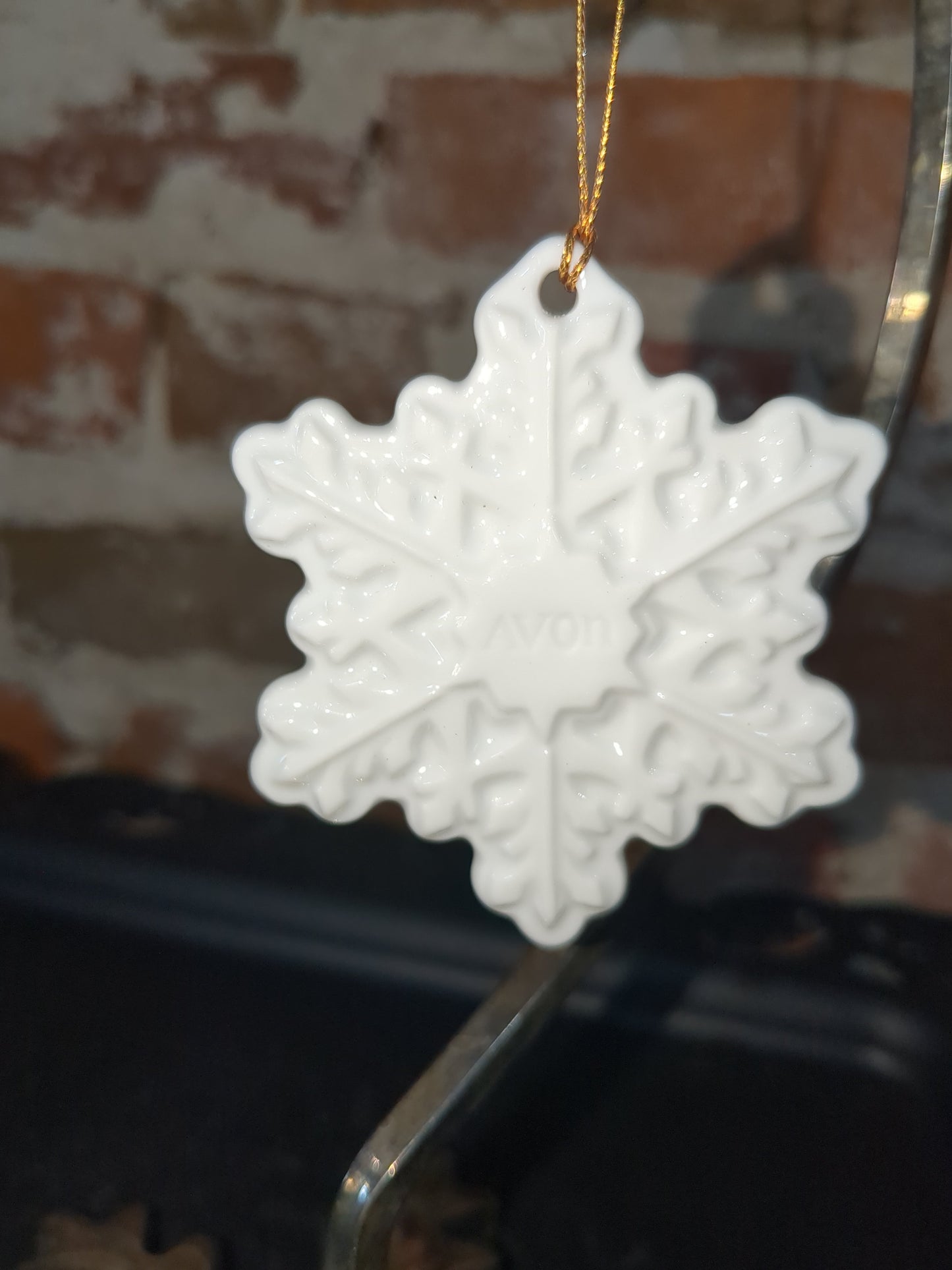 Vintage 1982 Avon Christmas Remembrance White Ceramic Snowflake Ornament with box. A7650
