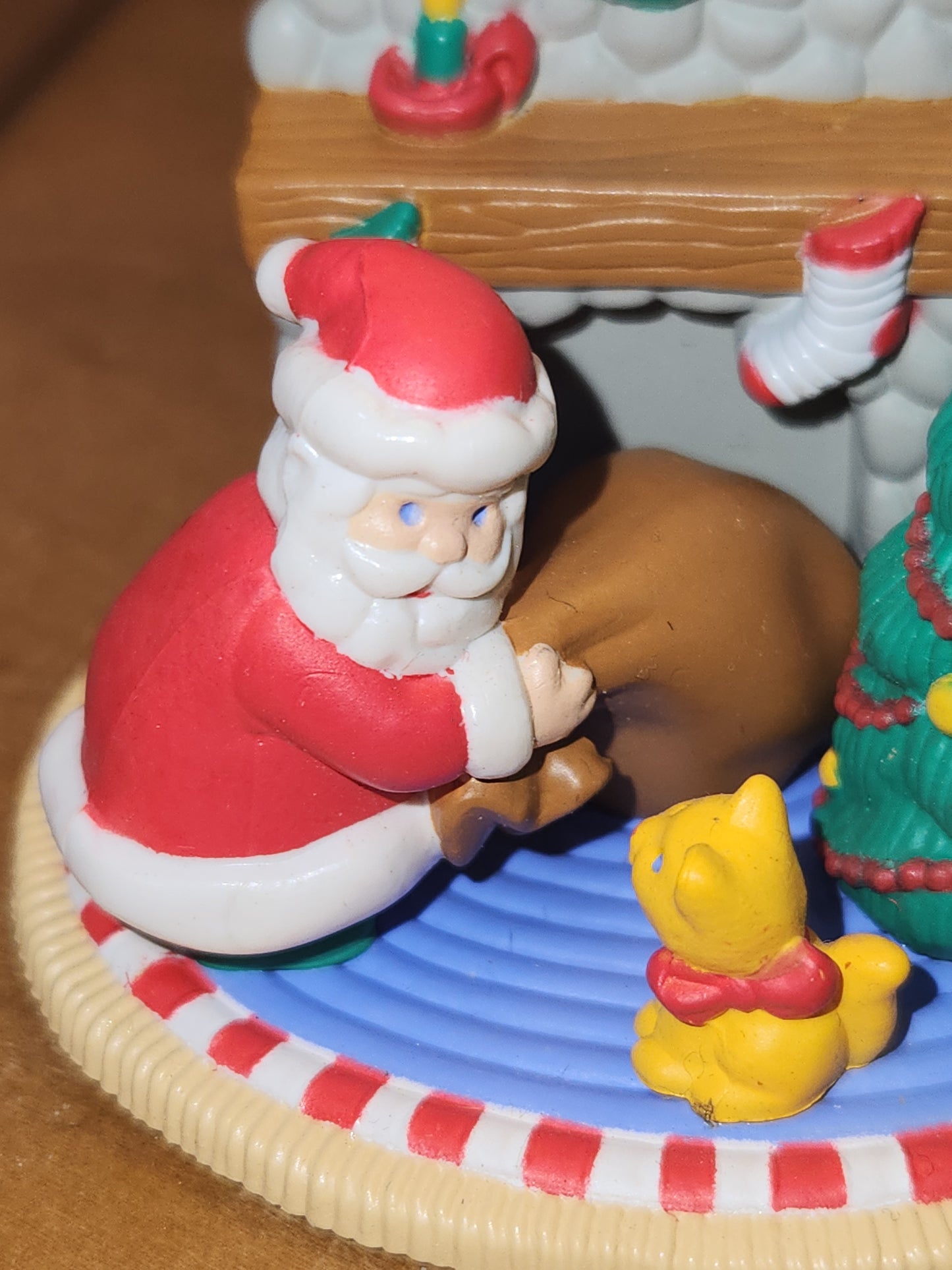 Vintage Avon Christmas Ornament Santa Delivering Gifts With Tree Fireplace Cat Kitten av018