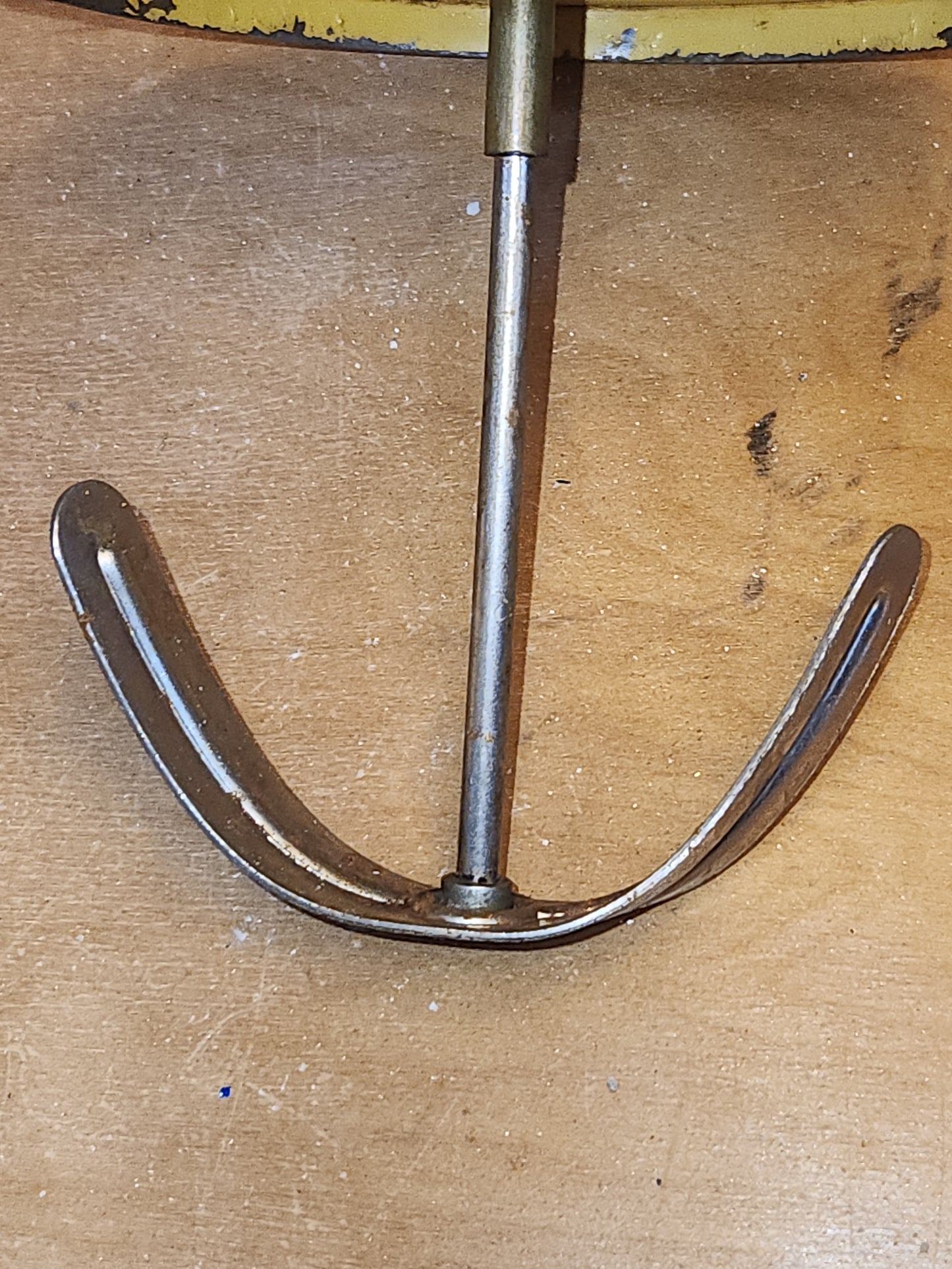 Vintage Kitchen Egg Beater Mixer Hand Mixer Glass Bowl Metal Top kit66