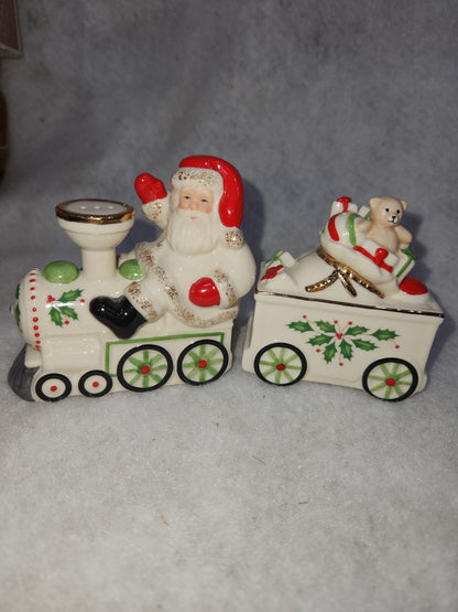 Lenox Holiday Santa Train Bear Salt & Pepper Set. Sps10