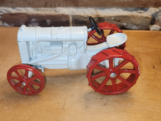 Vintage ERTL Ford Fordson Tractor 1:16th Scale Diecast Metal vt8