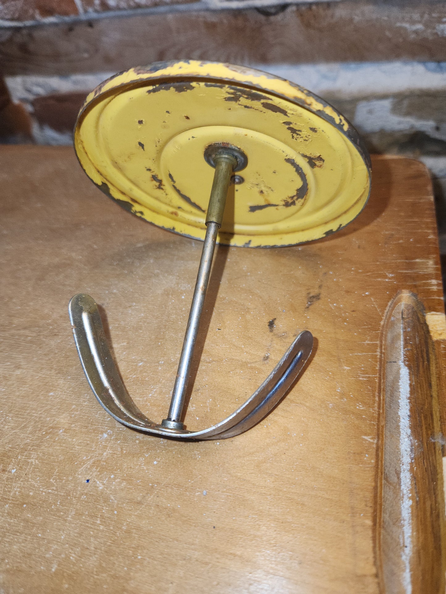 Vintage Kitchen Egg Beater Mixer Hand Mixer Glass Bowl Metal Top kit66