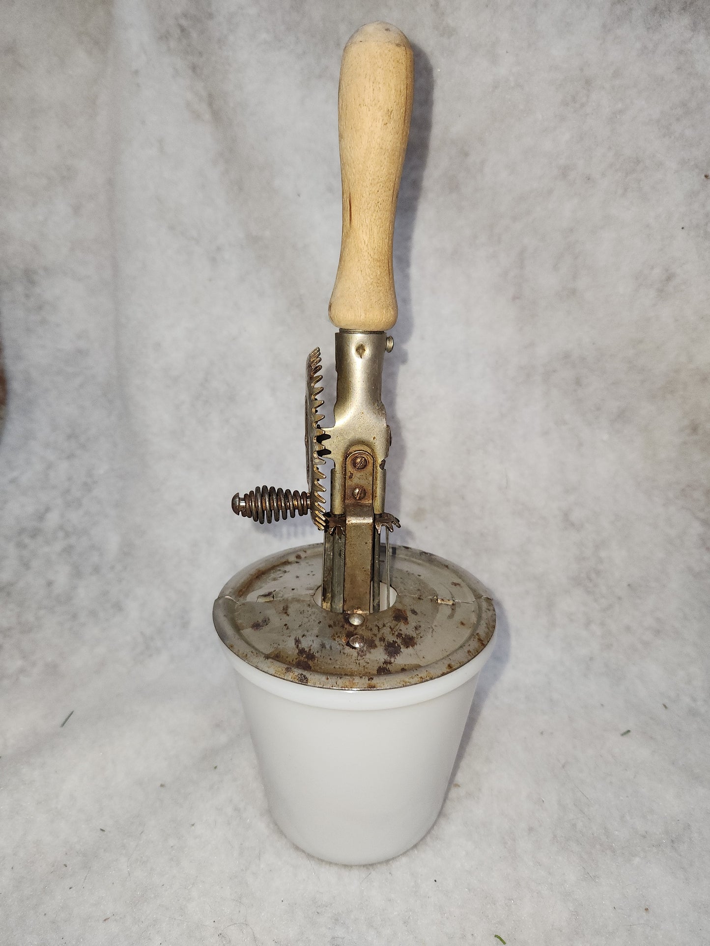 Vintage Egg Beater Hand Mixer and Small Anchor Hocking Milkglass Bowl mg901