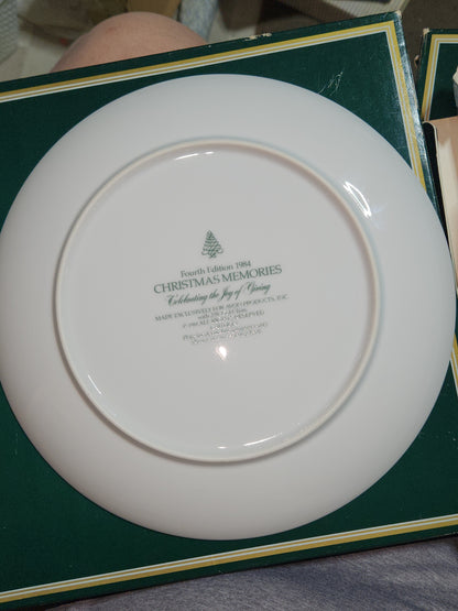 Vintage Avon Christmas 1982 Second Edition Christmas Memories Keeping the Christmas Tradition Plate 22k gold trim Original Box.