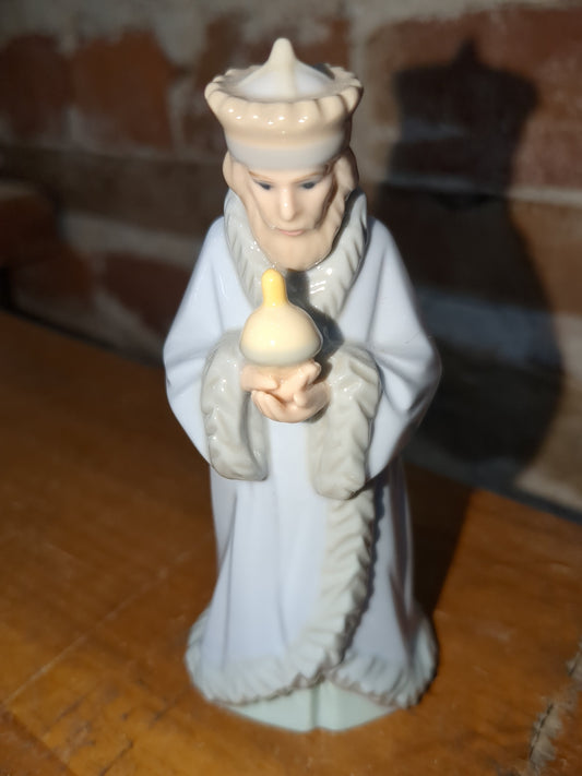 Vintage replacement piece for Hallmark ceramic 11 piece nativity set. Wiseman 1