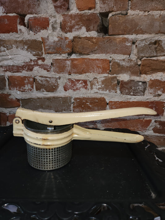Vintage Handy Things Potato Ricer Michigan tan handle kit57