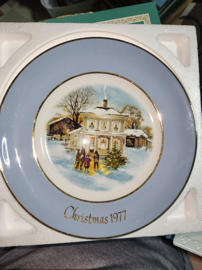 Vintage Avon Christmas 1977 Carollers in the Snow with Original Box. Enoch Wedgewood England