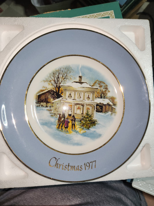 Vintage Avon Christmas 1977 Carollers in the Snow with Original Box. Enoch Wedgewood England
