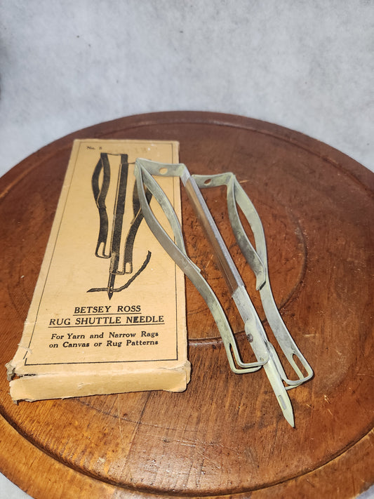 Vintage Betsey Ross Rug Shuttle No5 Needle for Yarn and Narrow Rags canvas or rug Original Box sh76